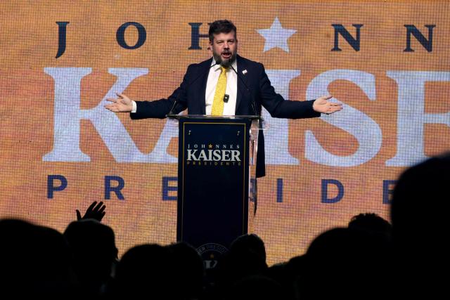 Chile's presidential candidate Johannes Kaiser, of the Libertarian National party, speaks to supporters during a rally after a national tour, in Santiago on November 4, 2025. Chile will hold the presidential election on November 16, 2025. (Photo by RODRIGO ARANGUA / AFP)