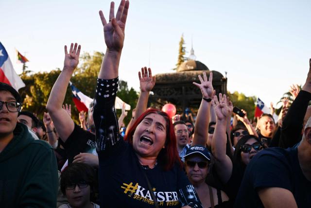 Supporters of Chile's presidential candidate Johannes Kaiser, of the Libertarian National party, gesture as they wait for his arrival to a rally after a national tour, in Santiago on November 4, 2025. Chile will hold the presidential election on November 16, 2025. (Photo by RODRIGO ARANGUA / AFP)