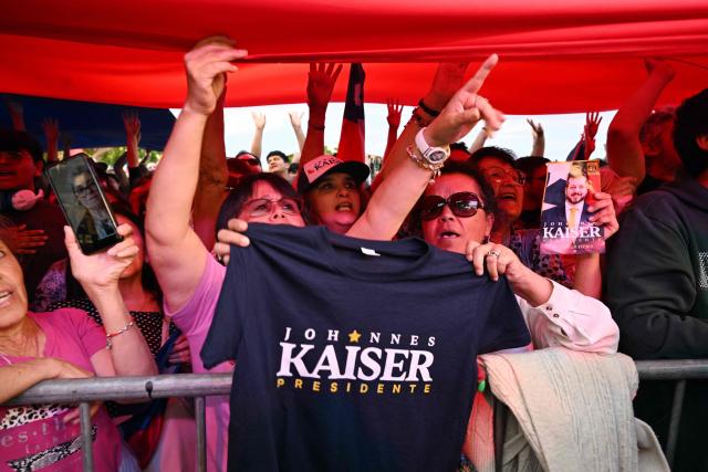 Supporters of Chile's presidential candidate Johannes Kaiser, of the Libertarian National party, gesture as they wait for his arrival to a rally after a national tour, in Santiago on November 4, 2025. Chile will hold the presidential election on November 16, 2025. (Photo by RODRIGO ARANGUA / AFP)