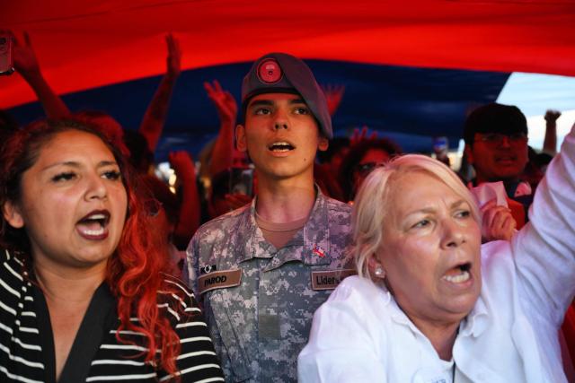 Supporters of Chile's presidential candidate Johannes Kaiser, of the Libertarian National party, gesture as they wait for his arrival to a rally after a national tour, in Santiago on November 4, 2025. Chile will hold the presidential election on November 16, 2025. (Photo by RODRIGO ARANGUA / AFP)