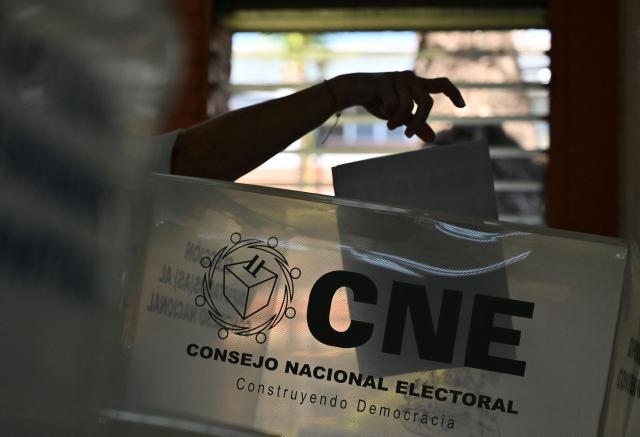 (FILES) A woman casts her vote during the primary and local elections, in Tegucigalpa, on March 9, 2025. The Organization of American States (OAS) observation mission in Honduras called on November 4, 2025, for the work of the electoral authorities to be guaranteed, following a legal siege by the public prosecutor's office. (Photo by Orlando SIERRA / AFP)