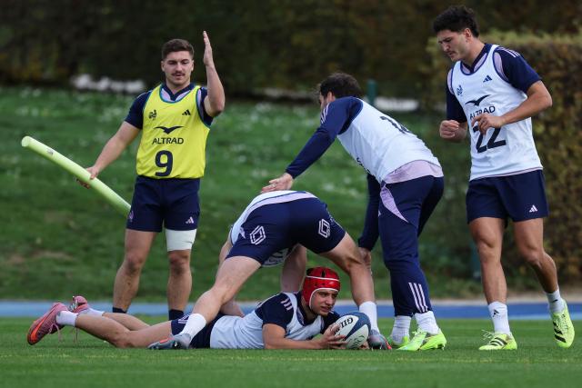 France's wing Louis Bielle-Biarrey (C) takes part in a training session of the French national rugby team ahead of the Autumn Nations Series  International rugby union test match in Marcoussis, south of Paris on November 05, 2025. (Photo by Anne-Christine POUJOULAT / AFP)