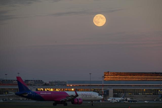 This picture taken on November 5, 2025 shows the supermoon, also known as the Beaver Moon, rising above the Chopin Airport in Warsaw, Poland. (Photo by Sergei GAPON / AFP)