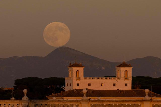 TOPSHOT - A supermoon, also called Beaver Moon, rises above the Villa Medici in Rome on November 5, 2025. (Photo by Tiziana FABI / AFP)