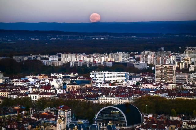 TOPSHOT - The full moon, known as Beaver Moon, rises over the city of Lyon, on November 5,2025. (Photo by OLIVIER CHASSIGNOLE / AFP)