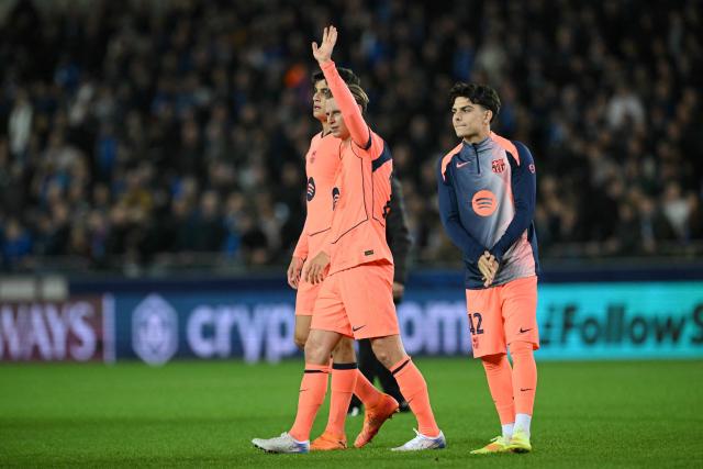 Barcelona's Dutch midfielder #21 Frenkie De Jong and teammates react after the UEFA Champions League league phase day 4 football match between Club Brugge and FC Barcelona at Jan Breydelstadion stadium, in Bruges, on November 5, 2025. (Photo by NICOLAS TUCAT / AFP)