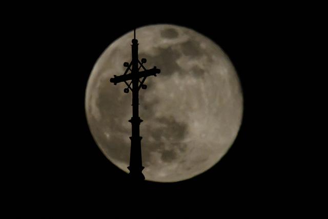November's full moon, also known as Beaver Moon, is pictured behind the cross of  Fort-de-France's Saint-Louis Cathedral in the French overseas island of Martinique, on November 5, 2025. (Photo by Loic VENANCE / AFP)