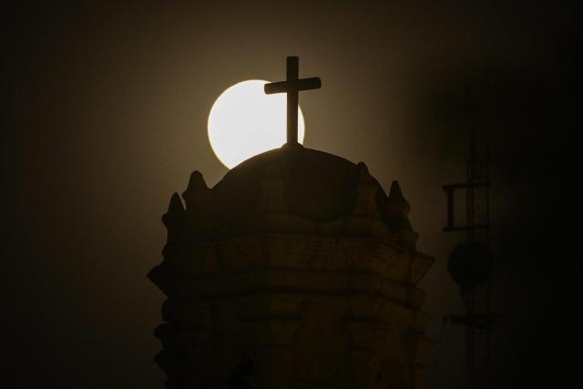 The full moon, known as the “Beaver Moon,” is seen rising behind the dome of the Santa Veracruz Church in Mexico City on November 5, 2025. (Photo by Yuri CORTEZ / AFP)