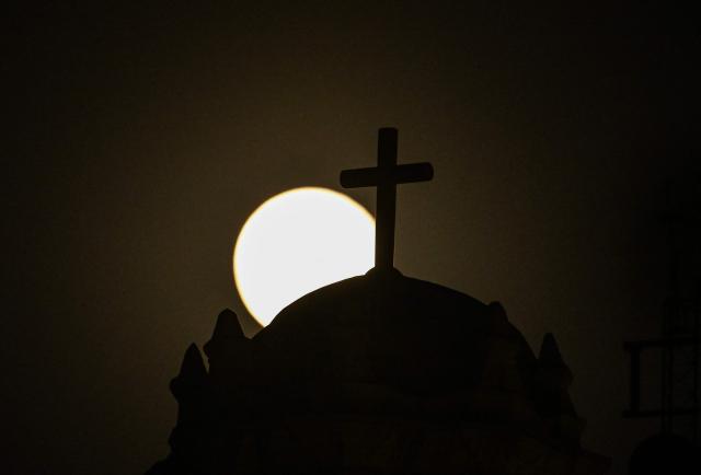 The full moon, known as the “Beaver Moon,” is seen rising behind the dome of the Santa Veracruz Church in Mexico City on November 5, 2025. (Photo by Yuri CORTEZ / AFP)