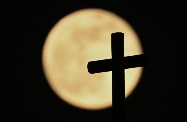 The full moon, known as the “Beaver Moon,” is seen behind the dome of the Santa Veracruz Church in Mexico City on November 5, 2025. (Photo by Yuri CORTEZ / AFP)