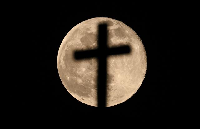 TOPSHOT - The full moon, known as the “Beaver Moon,” is seen behind the dome of the Santa Veracruz Church in Mexico City on November 5, 2025. (Photo by Yuri CORTEZ / AFP)