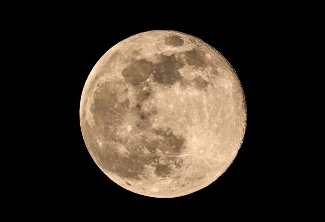 The full moon, known as the “Beaver Moon,” is seen in Mexico City on November 5, 2025. (Photo by Yuri CORTEZ / AFP)