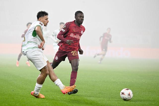 Go Ahead Eagles' Indonesian defender #05 Dean James (L) and Salzburg's Ghanaian forward #20 Edmund Baidoo vie for the ball during the UEFA Europa League football match between FC Salzburg and Go Ahead Eagles in Salzburg, Austria on November 6, 2025. (Photo by BARBARA GINDL / APA / AFP) / Austria OUT