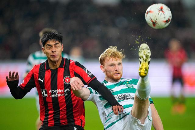 Midtjylland's Chilean forward #11 Dario Osorio and Celtic's Irish defender #05 Liam Scales vie for the ball during the UEFA Europa League football match between FC Midtjylland and Celtic FC in Herning, Denmark on November 6, 2025. (Photo by Bo Amstrup / Ritzau Scanpix / AFP) / Denmark OUT