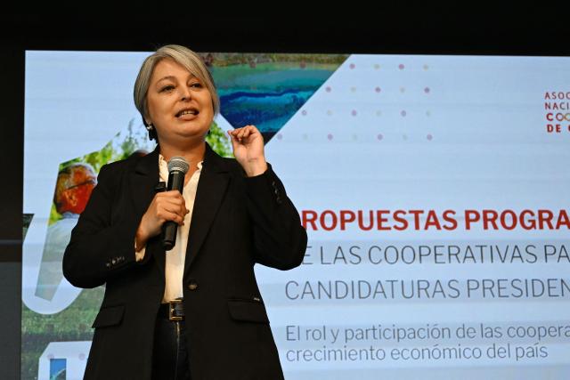Chile's presidential candidate Jeannette Jara (L), of the Unidad por Chile coalition, speaks during a meeting with Cooperatives of Chile, a national association founded in 2018 that represents and advocates for cooperative organizations across the country, in Santiago, on November 6, 2025. Chile will hold the presidential election on November 16. (Photo by RODRIGO ARANGUA / AFP)