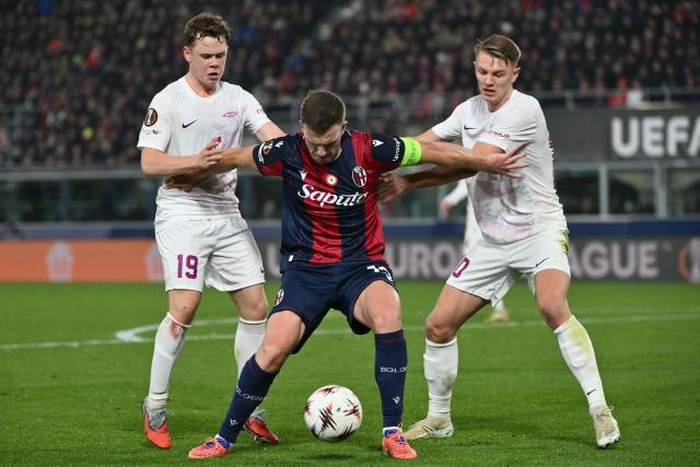 Bologna's Scottish midfielder #19 Lewis Ferguson fights for the ball with Brann Bergen's Icelandic midfielder #19 Eggert Aron Gudmundsson and Brann Bergen's Danish midfielder #10 Emil Kornvig during the UEFA Europa League football match between Bologna and SK Brann Bergen at the Renato Dall'Ara stadium in Bologna on November 6, 2025. (Photo by Alberto PIZZOLI / AFP)