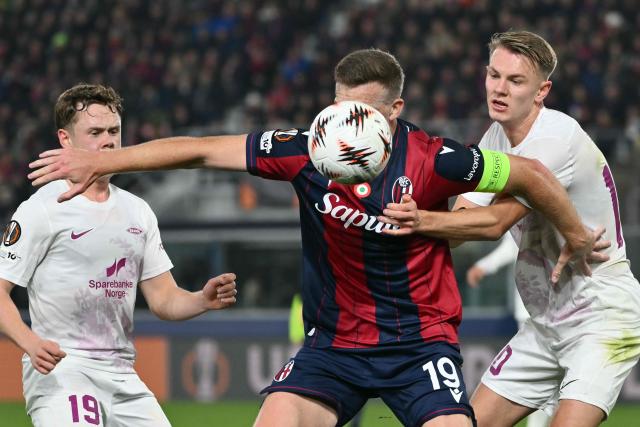 Bologna's Scottish midfielder #19 Lewis Ferguson fights for the ball with Brann Bergen's Icelandic midfielder #19 Eggert Aron Gudmundsson and Brann Bergen's Danish midfielder #10 Emil Kornvig during the UEFA Europa League football match between Bologna and SK Brann Bergen at the Renato Dall'Ara stadium in Bologna on November 6, 2025. (Photo by Alberto PIZZOLI / AFP)
