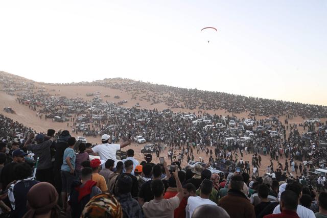 Fans gather for the start of the second stage of the 2025 4x4 Tete Desert Rally in Waddan, some 550km southeast of the Libyan capital Tripoli, on November 6, 2025. (Photo by Mahmud TURKIA / AFP)