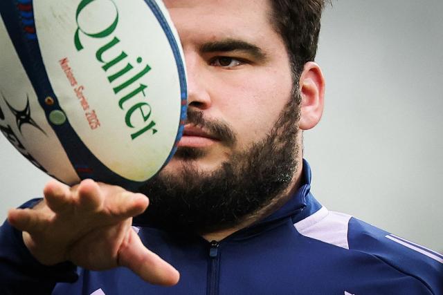 France's prop #03 Regis Montagne eyes the ball as he takes part in the France's captain's run training session at the Stade de France in Saint-Denis, Paris' suburb, on November 7, 2025, on the eve of the Autumn Nations Series international rugby union test match between France and South Africa. (Photo by Anne-Christine POUJOULAT / AFP)