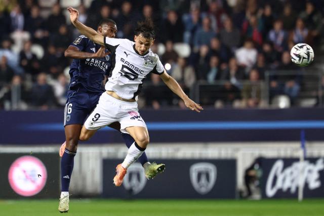 Paris FC's Brazilian defender #06 Otavio (L) and Rennes' French forward #09 Esteban Lepaul (R) fight for the ball in the air during the French L1 football match between Paris FC and Stade Rennais FC at the Jean-Bouin stadium in Paris, on November 7, 2025. (Photo by FRANCK FIFE / AFP)