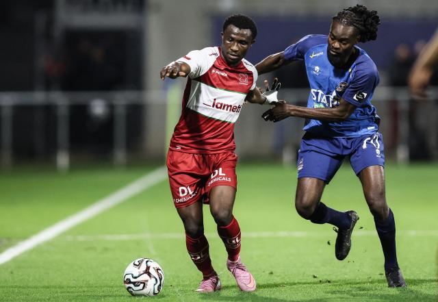 Zulte Waregem's Ghanian forward Joseph Opoku (L) fights for the ball Dender's Belgian defender Junior Marsoni Sambu Mansoni (R) during Belgian Jupiler Pro League football match between FCV Dender EH and Zulte Waregem, in Denderleeuw, on November 7, 2025. (Photo by BRUNO FAHY / Belga / AFP) / Belgium OUT