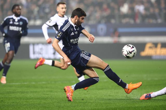 Paris FC's French midfielder #33 Pierre Lees-Melou (C) shoots towards goal during the French L1 football match between Paris FC and Stade Rennais FC at the Jean-Bouin stadium in Paris, on November 7, 2025. (Photo by FRANCK FIFE / AFP)