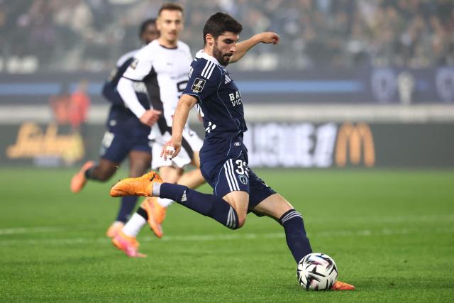 Paris FC's French midfielder #33 Pierre Lees-Melou (C) shoots towards goal during the French L1 football match between Paris FC and Stade Rennais FC at the Jean-Bouin stadium in Paris, on November 7, 2025. (Photo by FRANCK FIFE / AFP)