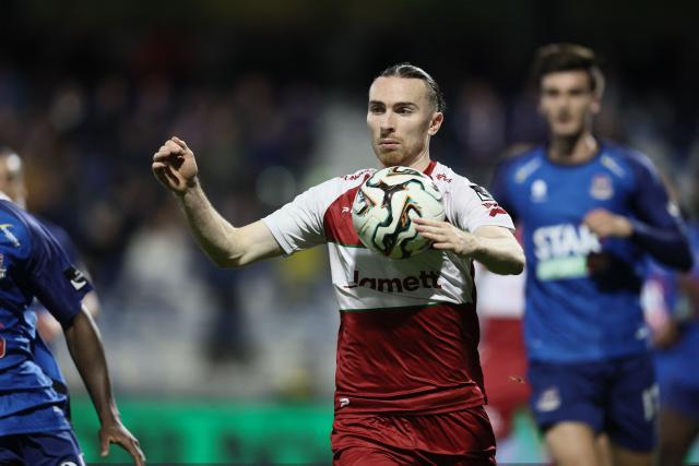 Zulte Waregem's Belgian defender #19 Benoit Nyssen controls the ball during Belgian Jupiler Pro League football match between FCV Dender EH and Zulte Waregem, in Denderleeuw, on November 7, 2025. (Photo by BRUNO FAHY / Belga / AFP) / Belgium OUT