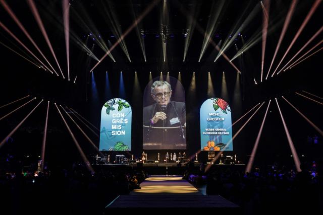 Father Michel Gueguen addresses the congregation during the Congres Mission 2025 meeting at the Accor Arena Paris theatre in Paris, on November 7, 2025. (Photo by STEPHANE DE SAKUTIN / AFP)