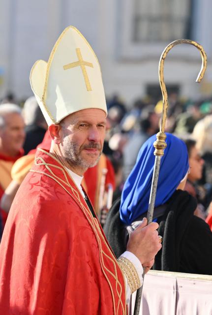 A man dressed as a pope attends the Jubilee audience led by Pope Leo XIV at St. Peter’s square in Vatican City on November 8, 2025. (Photo by Alberto PIZZOLI / AFP)