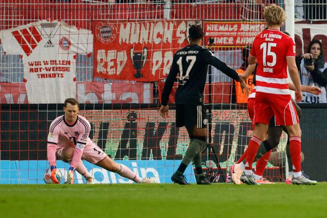 Bayern Munich's German goalkeeper #01 Manuel Neuer (L) fails to save the goal by Union Berlin's Dutch defender #05 Danilho Doekhi during the German first division Bundesliga football match between 1 FC Union Berlin and FC Bayern Munich in Berlin on November 8, 2025. (Photo by Odd ANDERSEN / AFP) / DFL REGULATIONS PROHIBIT ANY USE OF PHOTOGRAPHS AS IMAGE SEQUENCES AND/OR QUASI-VIDEO