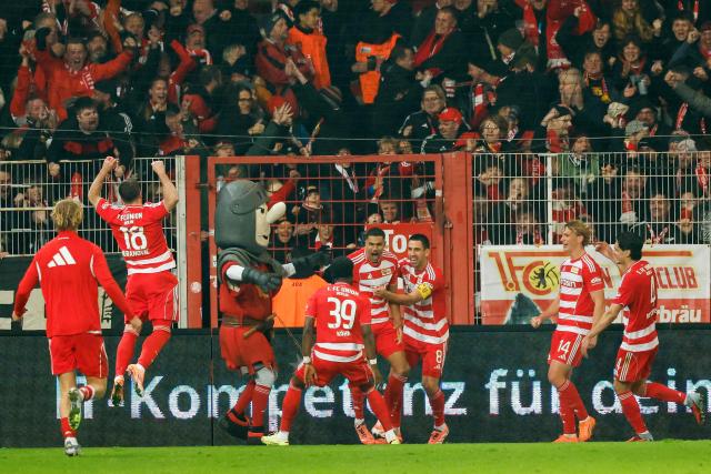 Union Berlin's Dutch defender #05 Danilho Doekhi (C) celebrates scoring his team's second goal during the German first division Bundesliga football match between 1 FC Union Berlin and FC Bayern Munich in Berlin on November 8, 2025. (Photo by Odd ANDERSEN / AFP) / DFL REGULATIONS PROHIBIT ANY USE OF PHOTOGRAPHS AS IMAGE SEQUENCES AND/OR QUASI-VIDEO