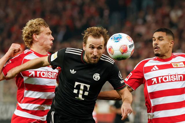 Bayern Munich's English forward #09 Harry Kane (C) vies for the ball with Union Berlin's Austrian defender #14 Leopold Querfeld (L) and Union Berlin's Dutch defender #05 Danilho Doekhi during the German first division Bundesliga football match between 1 FC Union Berlin and FC Bayern Munich in Berlin on November 8, 2025. (Photo by Odd ANDERSEN / AFP) / DFL REGULATIONS PROHIBIT ANY USE OF PHOTOGRAPHS AS IMAGE SEQUENCES AND/OR QUASI-VIDEO