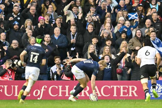Scotland's wing Kyle Steyn (C) scores their second try during the Autumn Nations Series international rugby union match between Scotland and New Zealand at Murrayfield in Edinburgh on November 8, 2025. (Photo by ANDY BUCHANAN / AFP)