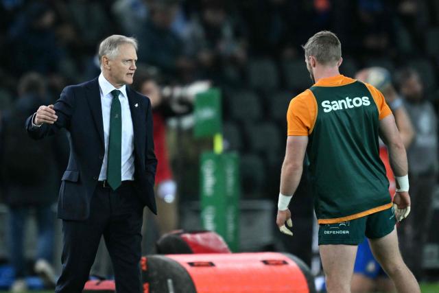 Australia's head coach Joe Schmidt leads the warm-up before the Autumn Nations Series international rugby union match between Italy and Australia (wallabies) at the Friuli stadium in Udine on November 8, 2025. (Photo by Stefano RELLANDINI / AFP)