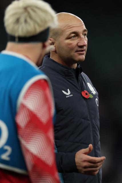 England's head coach Steve Borthwick speaks with his players during a warm-up session ahead of the Autumn Nations Series international rugby union match between England and Fiji at Allianz Stadium, Twickenham, in south-west London, on November 8, 2025. (Photo by Adrian Dennis / AFP)