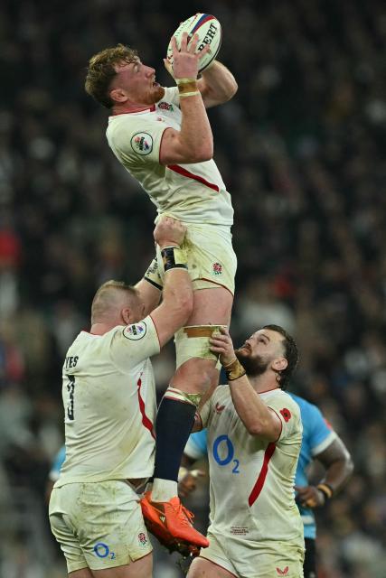 England's lock Ollie Chessum wins line-out ball during the Autumn Nations Series international rugby union match between England and Fiji at Allianz Stadium, Twickenham, in south-west London, on November 8, 2025. (Photo by Glyn KIRK / AFP)