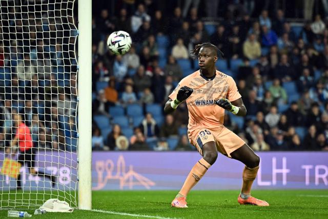 Le Havre’s Senegalese goalkeeper #99 Mory Diaw looks at the ball during the French L1 football match between Le Havre AC and FC Nantes at the Stade Oceane in Le Havre, north-western France, on November 8, 2025. (Photo by Lou BENOIST / AFP)