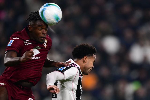 Torino’s Colombian forward #91 Duvan Zapata heads the ball during the Italian Serie A football match between Juventus and Torino at the Allianz Stadium in Turin on November 8, 2025. (Photo by MARCO BERTORELLO / AFP)