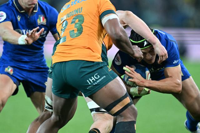 Italy's center #13 Juan Ignacio Brex fights for the ball with Australia's reserve utility back #23 Filipo Daugunu during the Autumn Nations Series international rugby union match between Italy and Australia (wallabies) at the Friuli stadium in Udine on November 8, 2025. (Photo by Stefano RELLANDINI / AFP)