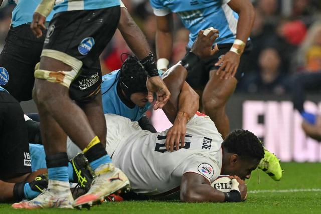 England's Maro Itoje scores a try during the Autumn Nations Series international rugby union match between England and Fiji at Allianz Stadium, Twickenham, in south-west London, on November 8, 2025. (Photo by Glyn KIRK / AFP)