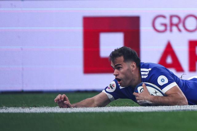France's wing #14 Damian Penaud scores his team's first try during the Autumn Nations Series international rugby union test match between France and South Africa at the Stade de France in Saint-Denis, Paris' suburb, on November 8, 2025. (Photo by FRANCK FIFE / AFP)