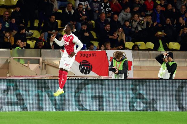 Monaco's US forward #09 Folarin Balogun celebrates after scoring during the French L1 football match between AS Monaco and RC Lens at the Stade Louis II in the Principality of Monaco on November 8, 2025. (Photo by Clement MAHOUDEAU / AFP)