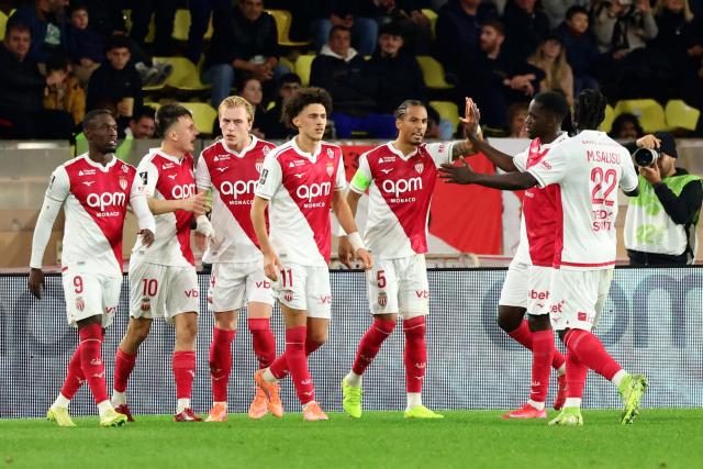 Monaco's US forward #09 Folarin Balogun celebrates with teammates after scoring during the French L1 football match between AS Monaco and RC Lens at the Stade Louis II in the Principality of Monaco on November 8, 2025. (Photo by Clement MAHOUDEAU / AFP)