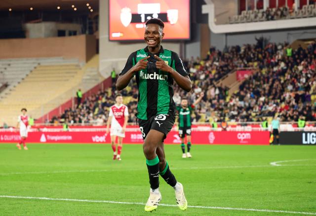 Lens' Malian midfielder #08 Mamadou Sangare celebrates after scoring his team's third goal during the French L1 football match between AS Monaco and RC Lens at the Stade Louis II in the Principality of Monaco on November 8, 2025. (Photo by Clement MAHOUDEAU / AFP)