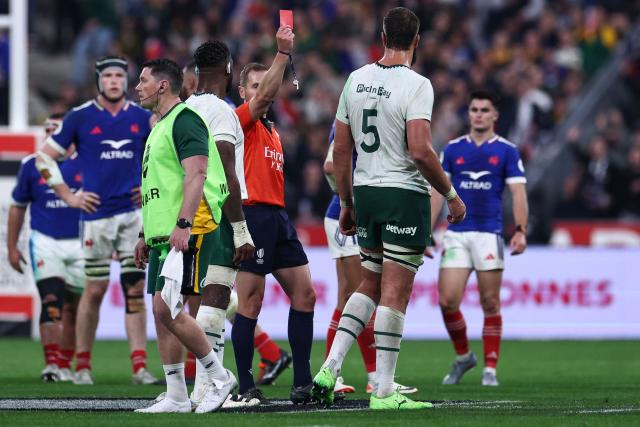 Australian referee Angus Gardner shows a red card to South Africa's lock #05 Lood De Jager during the Autumn Nations Series international rugby union test match between France and South Africa at the Stade de France in Saint-Denis, Paris' suburb, on November 8, 2025. (Photo by FRANCK FIFE / AFP)