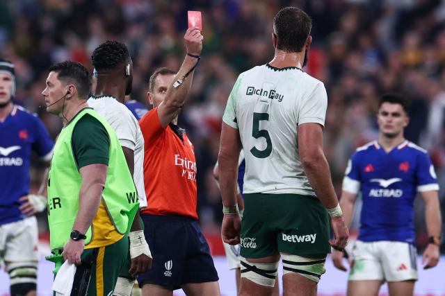 Australian referee Angus Gardner shows a red card to South Africa's lock #05 Lood De Jager during the Autumn Nations Series international rugby union test match between France and South Africa at the Stade de France in Saint-Denis, Paris' suburb, on November 8, 2025. (Photo by FRANCK FIFE / AFP)