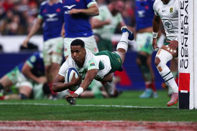 South Africa's scrum-half #22 Grant Williams dives across the line to score his team's third try during the Autumn Nations Series international rugby union test match between France and South Africa at the Stade de France in Saint-Denis, Paris' suburb, on November 8, 2025. (Photo by FRANCK FIFE / AFP)