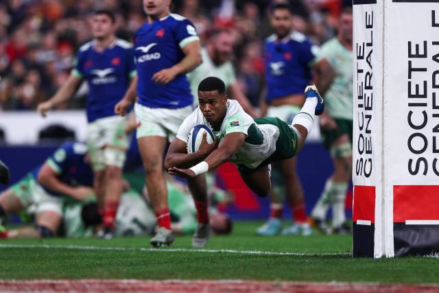 South Africa's scrum-half #22 Grant Williams dives across the line to score his team's third try during the Autumn Nations Series international rugby union test match between France and South Africa at the Stade de France in Saint-Denis, Paris' suburb, on November 8, 2025. (Photo by FRANCK FIFE / AFP)
