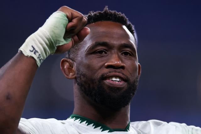 South Africa's flanker #06 Siya Kolisi waves at the end of the Autumn Nations Series international rugby union test match between France and South Africa at the Stade de France in Saint-Denis, Paris' suburb, on November 8, 2025. South Africa's history-making captain Siya Kolisi said it was "super special" to become a Test centurion and even more so as his children will be at the Stade de France Saturday when the Springboks play France. (Photo by FRANCK FIFE / AFP)